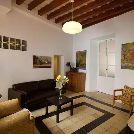 With Charm In The Center Of Apartment *